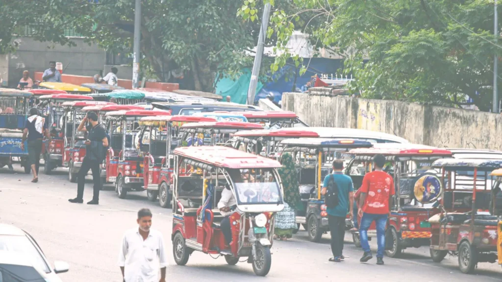 Delhis E-Rickshaw Drivers Lose Daily Income to a Dangerous Bluetooth Prank e rickshaw
