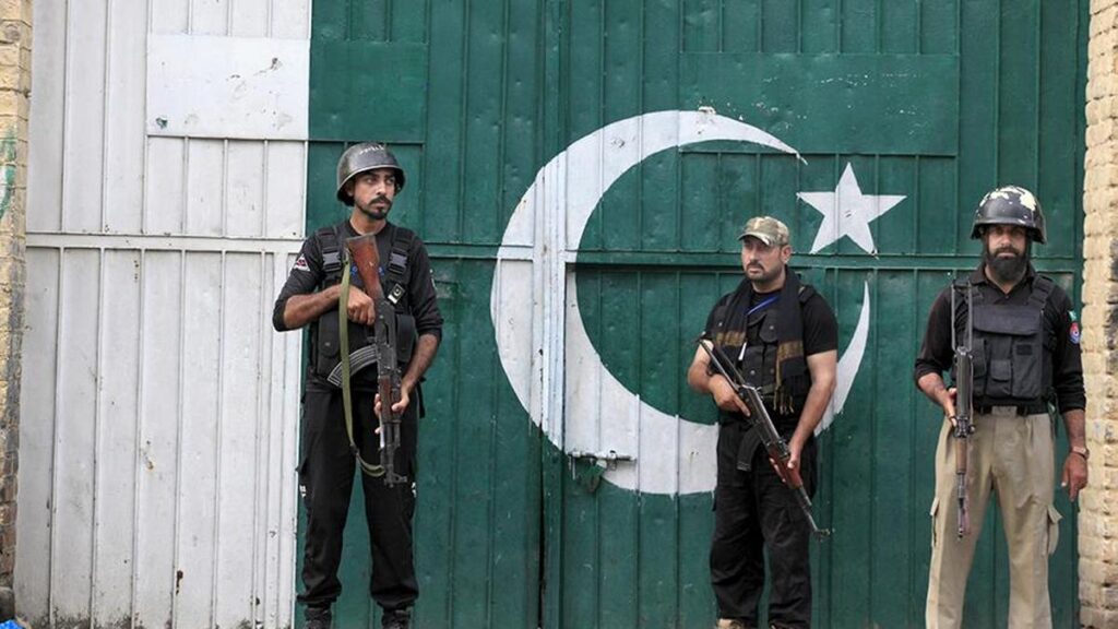 Pakistan soldiers killed in suicide bombing near afghanistan border