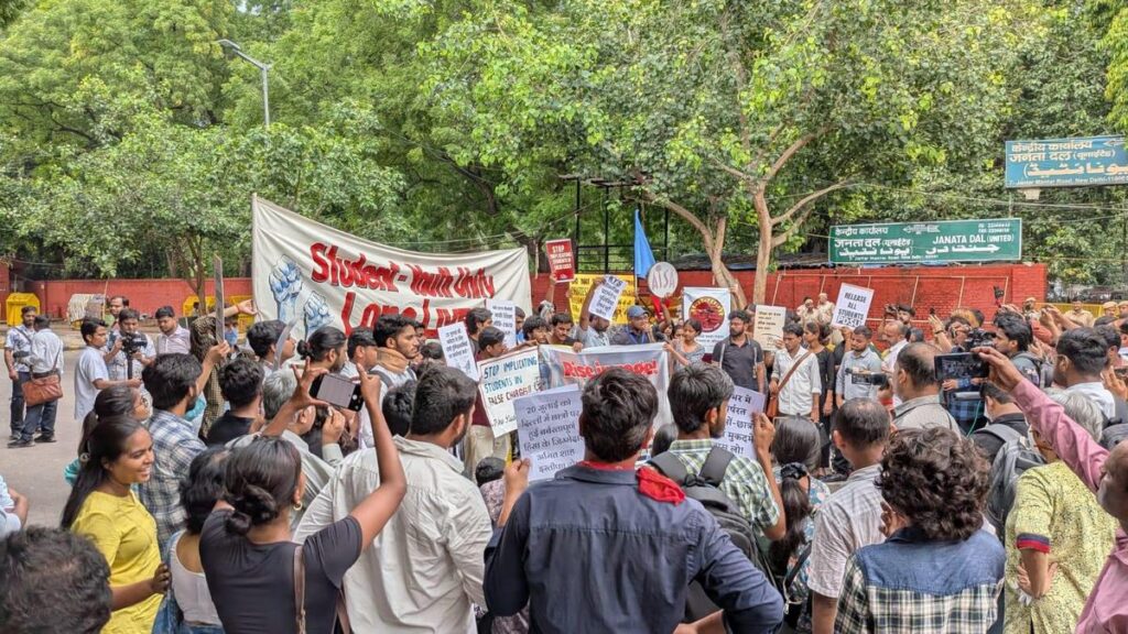 Students Return to Jantar Mantar Over Police Crackdown de30 portest3